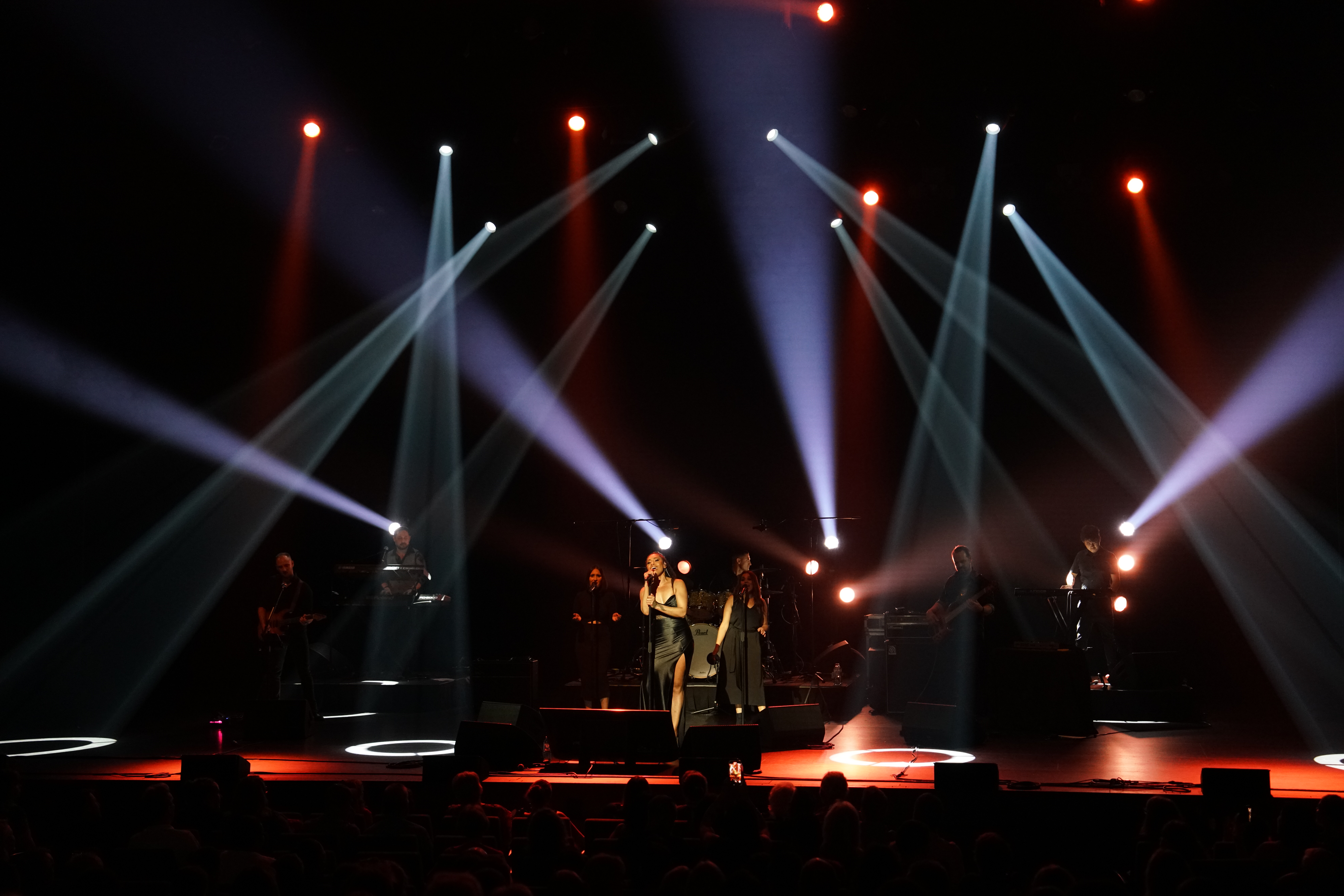 Paulini performing live
